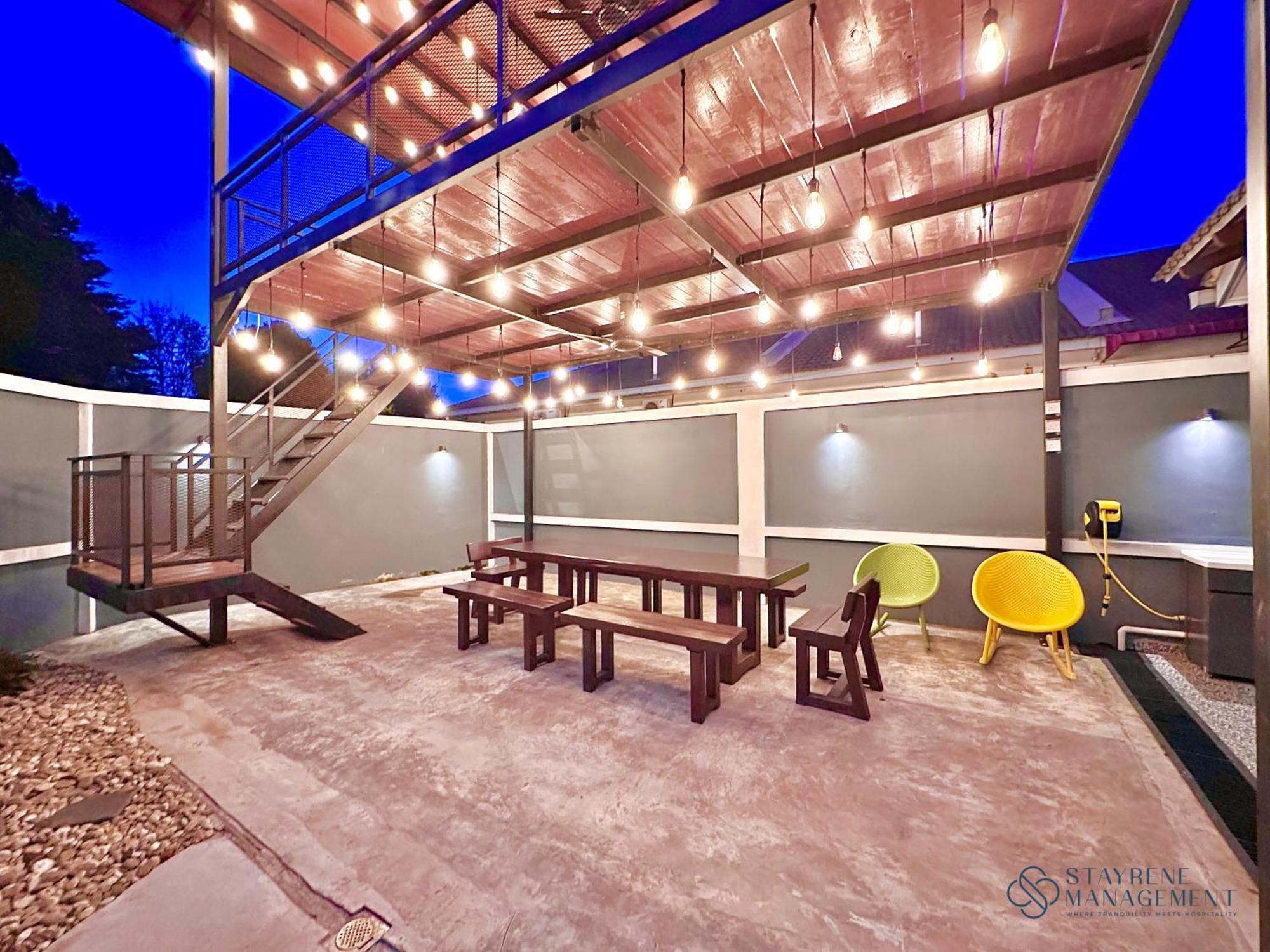 Rumah liburan Mount Austin Landed 16pax Karaoke Jacuzzi Bbq By Stayrene *